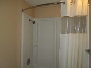 Combined shower/bathtub, free toiletries, towels