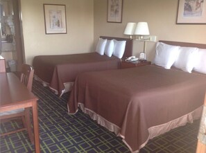 In-room safe, desk, free WiFi, bed sheets - Hilltop Inn (Pittsburgh)