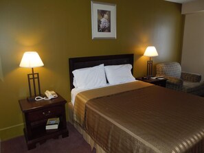 In-room safe, desk, free WiFi, bed sheets - Hilltop Inn (Pittsburgh)