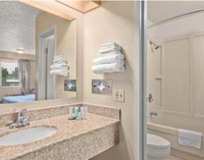 Combined shower/tub, free toiletries, towels