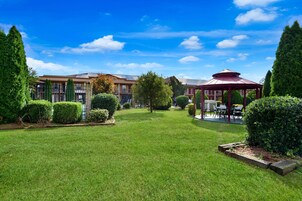 Piscina externa sazonal, funciona das 9h às 21h, espreguiçadeiras