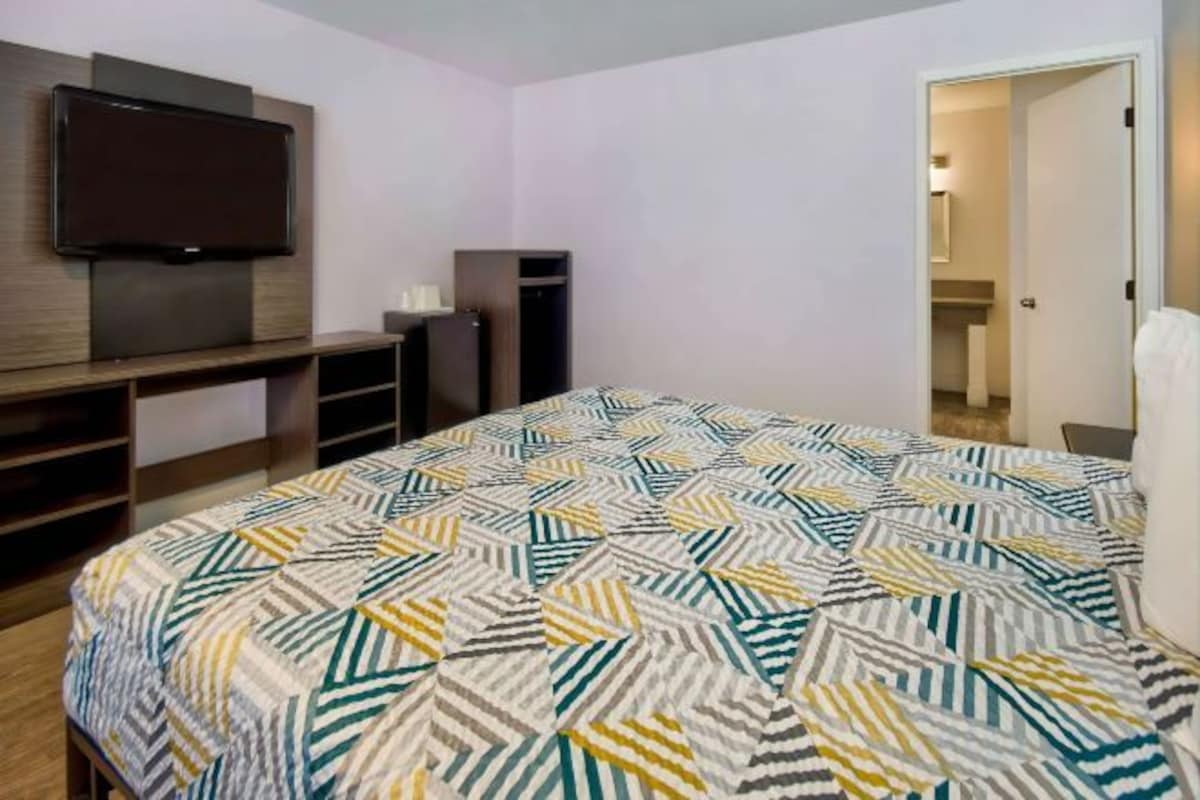 King Room with Mini Fridge-Non-Smoking