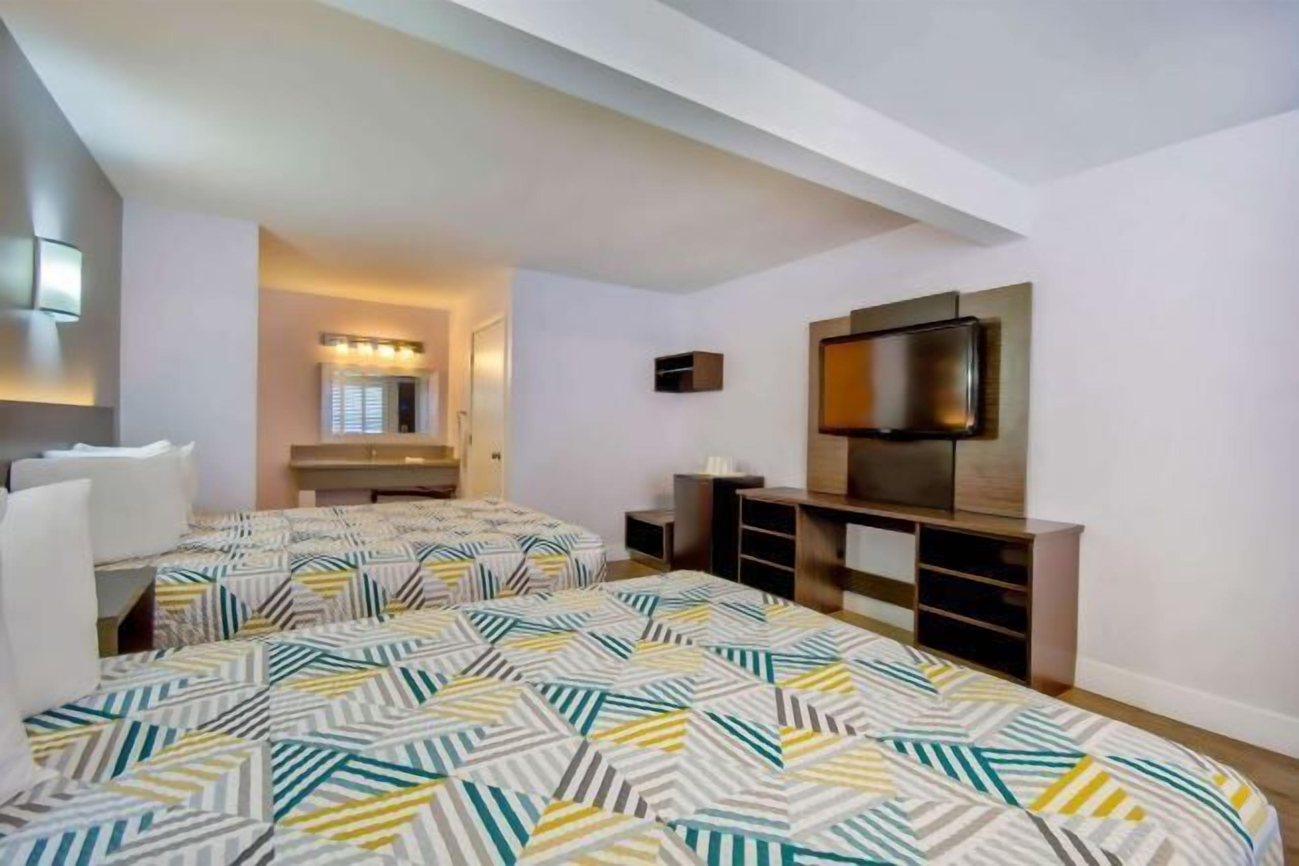 Hochwertige Bettwaren, Schreibtisch, Bügeleisen/Bügelbrett