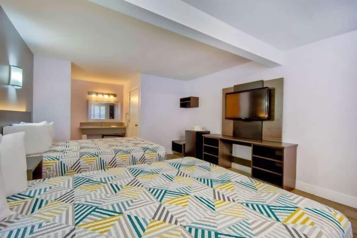 Hochwertige Bettwaren, Schreibtisch, Bügeleisen/Bügelbrett