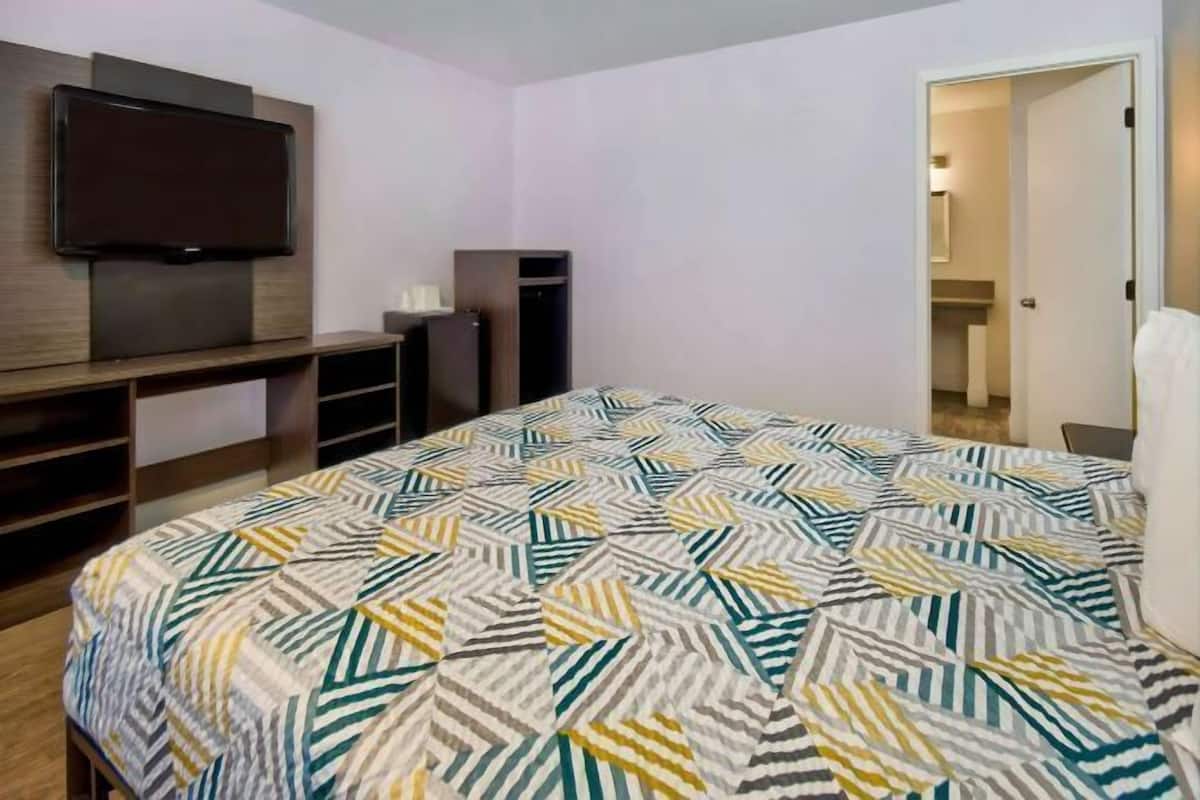 Hochwertige Bettwaren, Schreibtisch, Bügeleisen/Bügelbrett