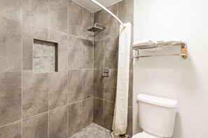 Combined shower/tub, hair dryer, towels