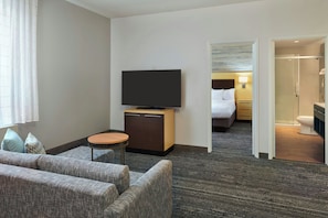 Suite, 1 Schlafzimmer | Hochwertige Bettwaren, Schreibtisch, laptopgeeigneter Arbeitsplatz