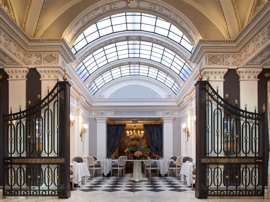 3 restaurants, breakfast served