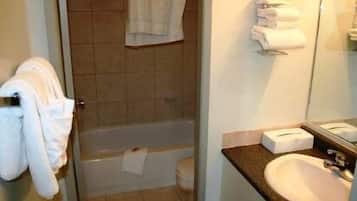 Standard Room, 1 Queen Bed, Non Smoking | Bathroom