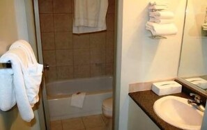 Bathroom - Travelodge by Wyndham Cranbrook (Cranbrook)
