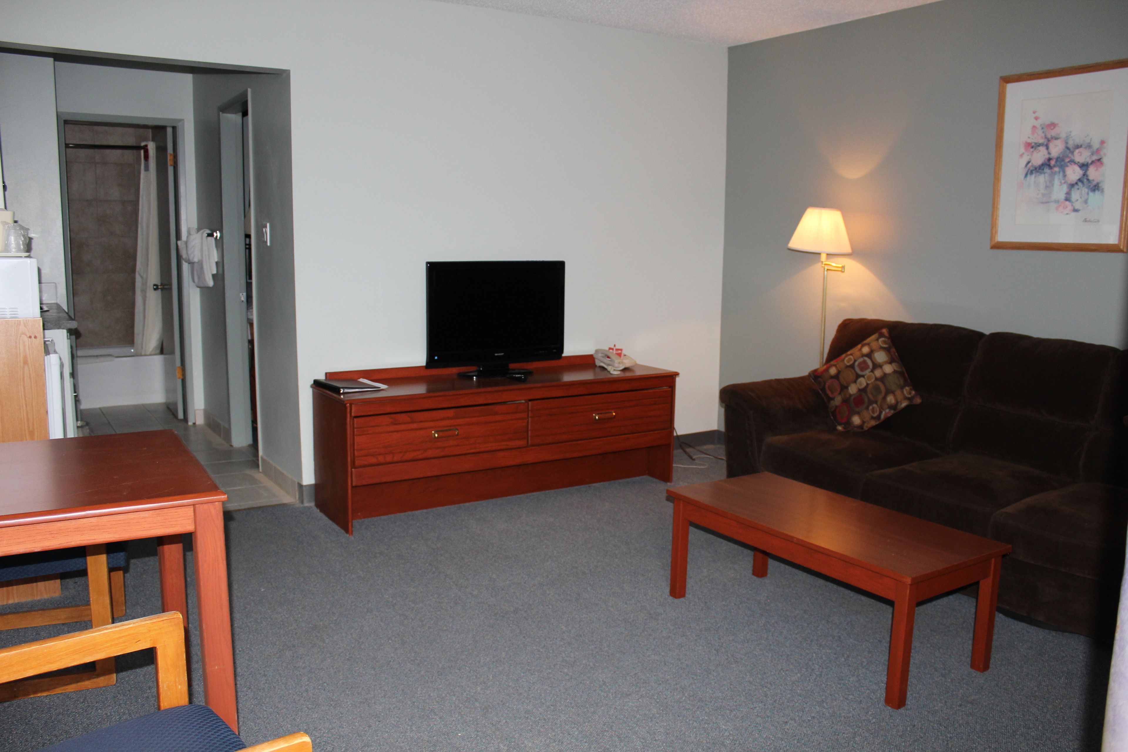 Suite, 1 Queen Bed, Non Smoking | Iron/ironing board, cribs/infant beds, rollaway beds, Internet