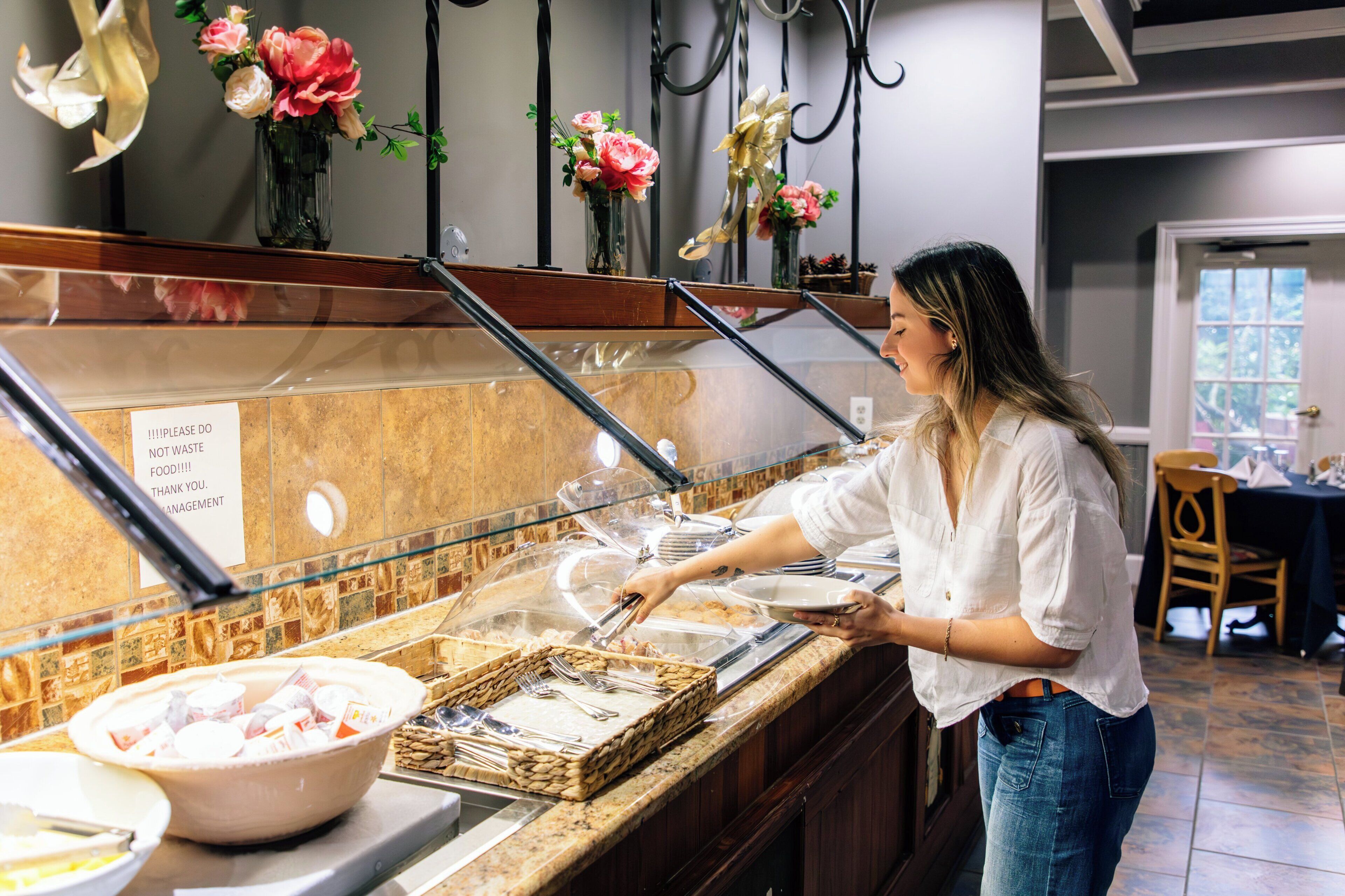 朝食 (コンチネンタル ブレックファスト)、毎日提供 (1 名様 11.99 USD)