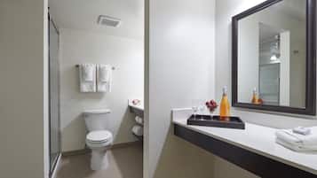 Ducha y bañera combinadas y artículos de higiene personal gratuitos