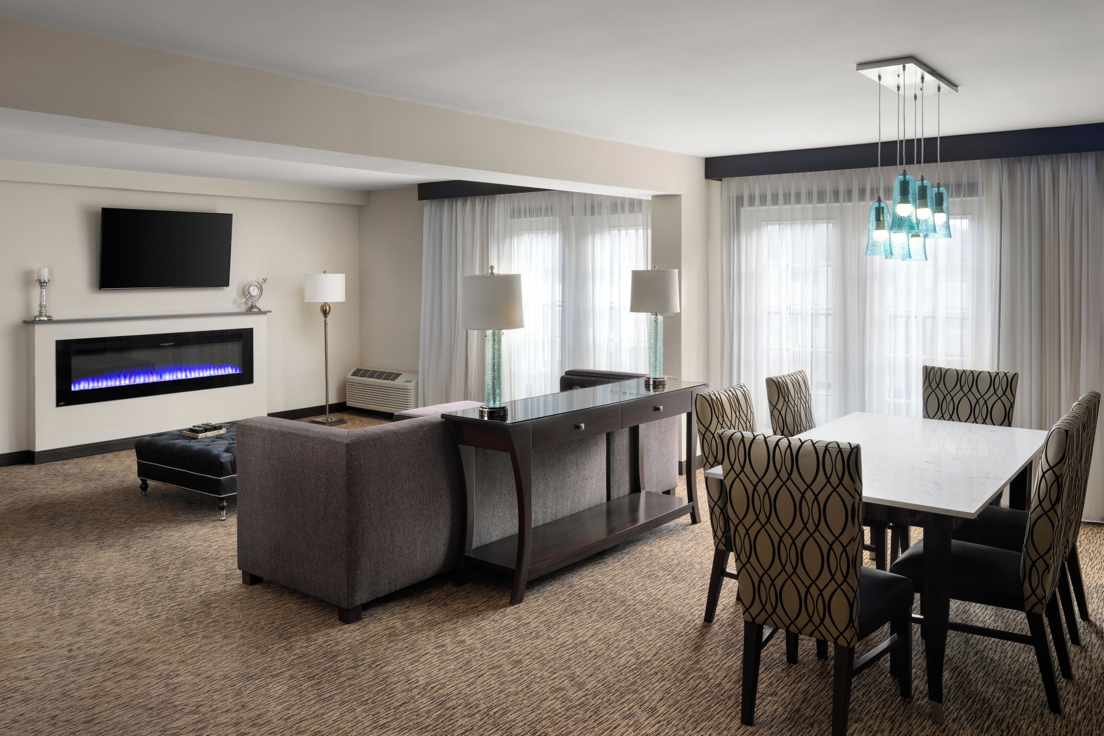 Cofres nos quartos, escrivaninha, espaço de trabalho para notebook