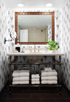 Combined shower/tub, designer toiletries, hair dryer, towels