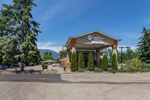 Garden - SureStay Plus Hotel By Best Western Salmon Arm (Salmon Arm)