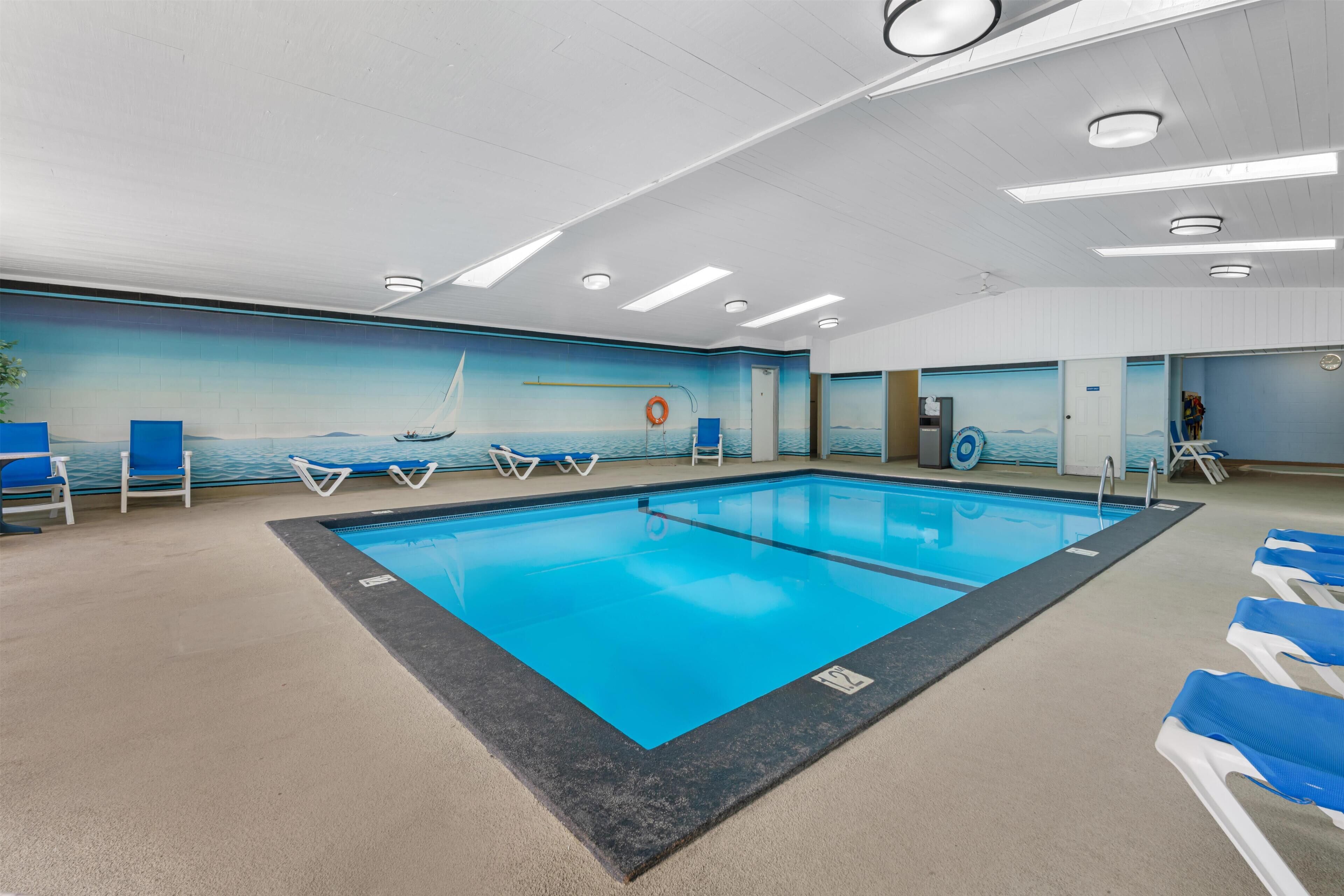 Innendørsbasseng og solsenger