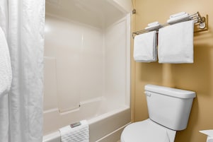 Quarto standard, 1 cama King, para não fumantes | Banheiro | Chuveiro/banheira combinados, secador de cabelo, toalhas de banho
