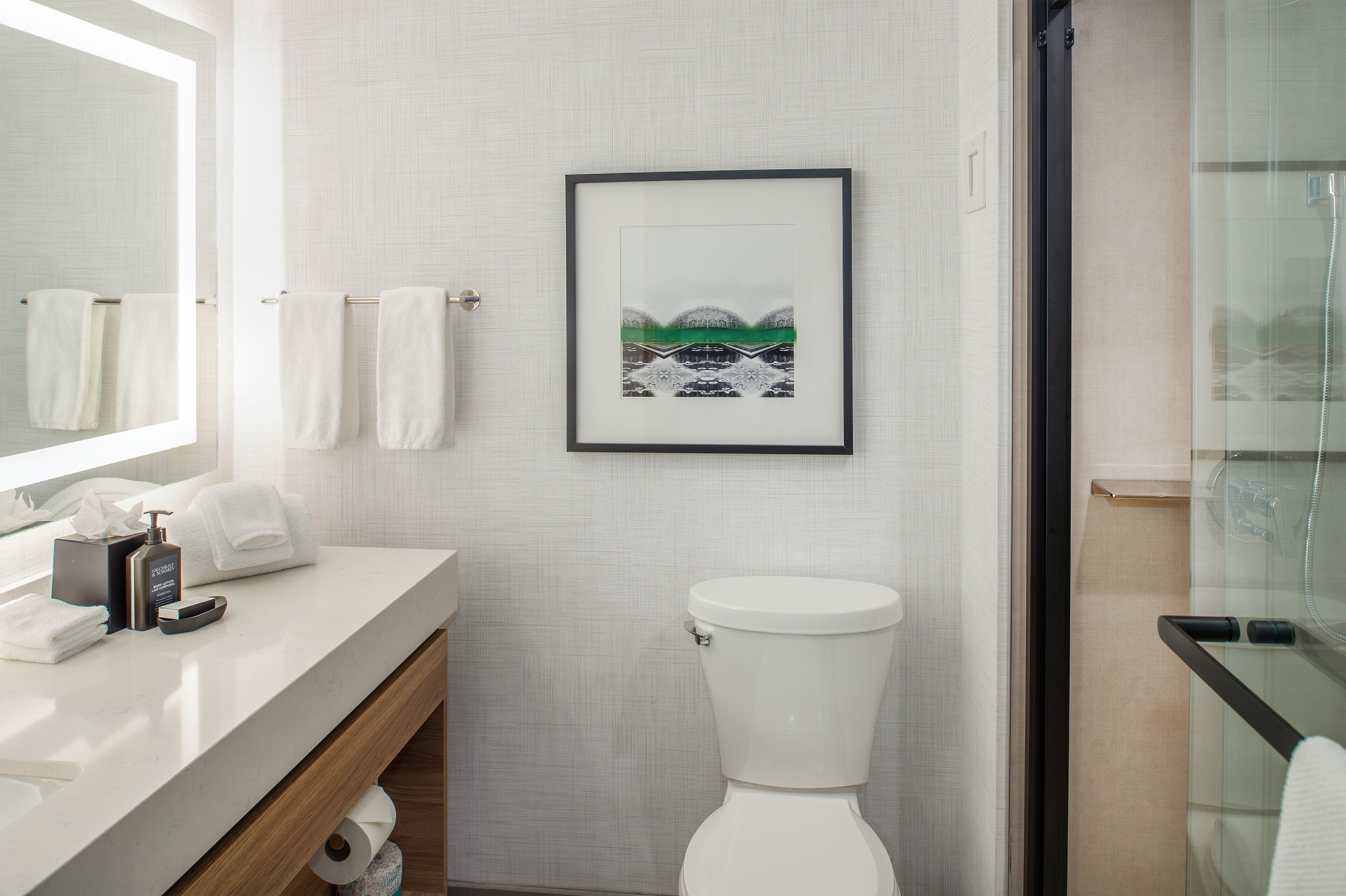 executive room, 1 king bed | bathroom | combined shower/bathtub, designer toiletries, hair dryer, towels