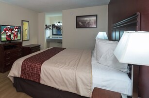 Standard Room, 1 King Bed, Non Smoking | Free WiFi, bed sheets