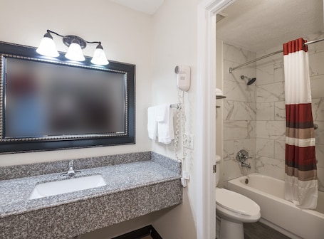 Free toiletries, hair dryer, towels. Red Roof Inn Chipley