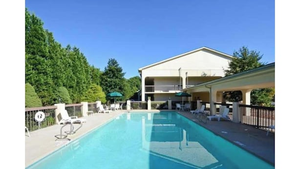 A rectangular swimming pool with a 5' depth marker and a 1.5m depth marker.