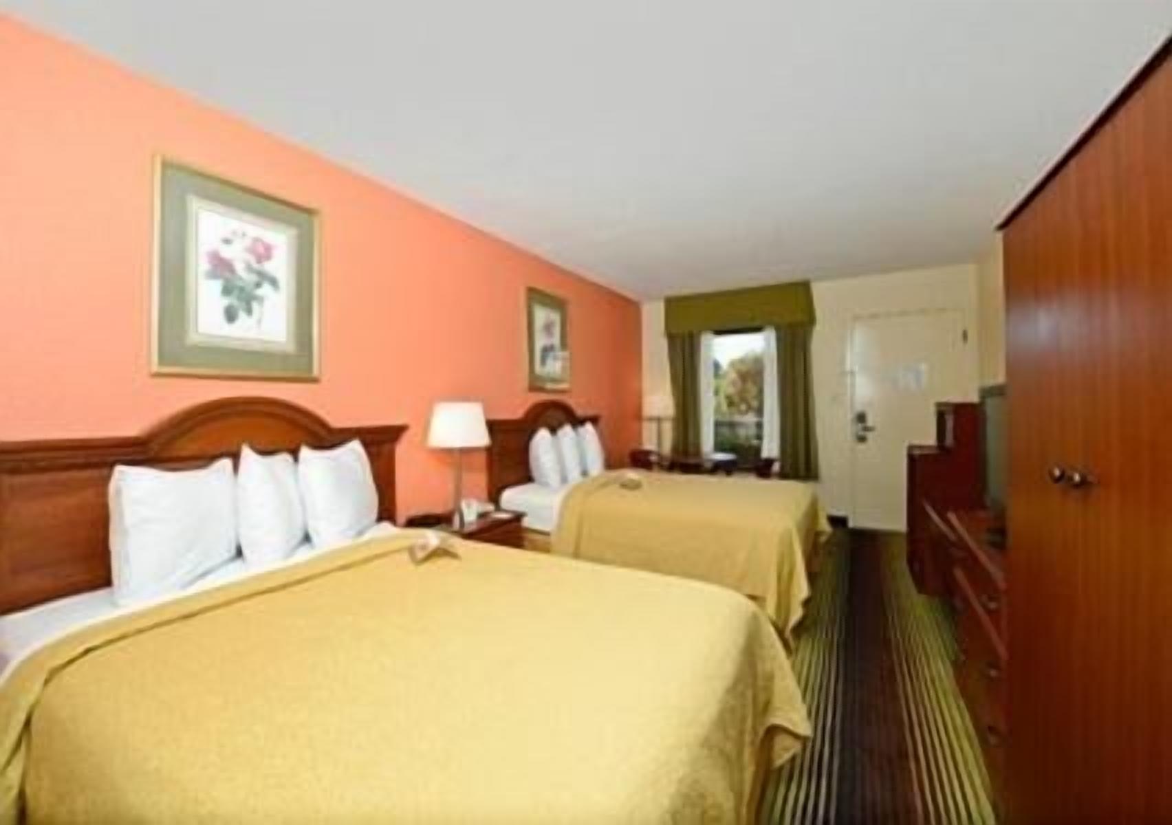 Minibar, desk, iron/ironing board, free WiFi