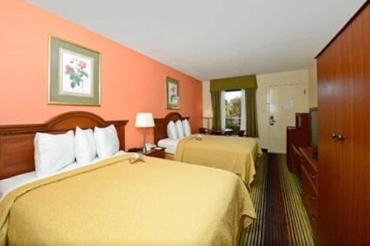 Minibar, desk, iron/ironing board, free WiFi