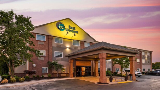 A Best Western hotel with a brick facade, a covered entrance, and a parking lot. - Best Western Hilliard Inn & Suites (Hilliard)