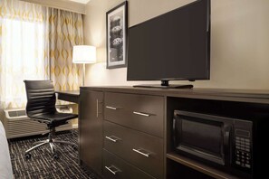 Sengetøy av topp kvalitet, senger med overmadrass og safe på rommet