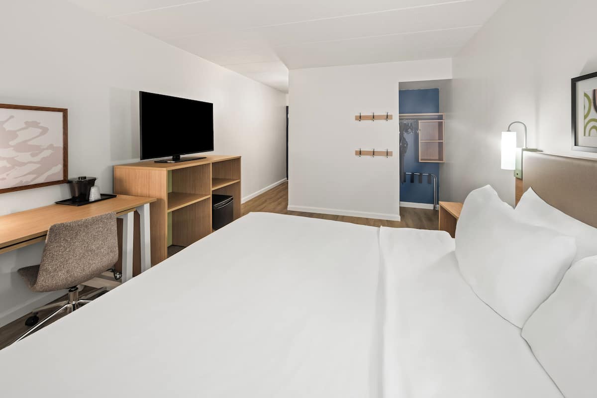 Habitación, 1 cama King size (Mobility & Hearing, Roll-in Shower) | Ropa de cama de alta calidad y camas con pillow-top