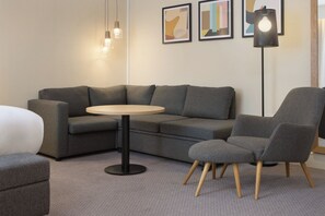 1 bedroom, desk, free cribs/infant beds, free rollaway beds
