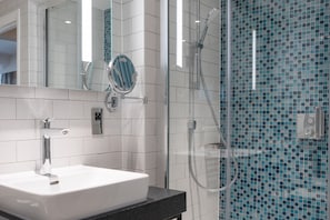 Standard-huone, 1 suuri parisänky ja vuodesohva | Kylpyhuone | Suihku, ilmaiset hygieniatuotteet, hiustenkuivaaja, pyyhkeet