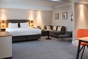 1 bedroom, desk, free cribs/infant beds, free rollaway beds