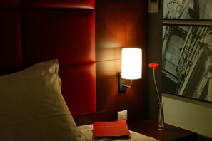 Phòng Club, hiên | Két bảo mật tại phòng, bàn, phòng cách âm 