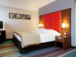 Klúbbherbergi - verönd | Öryggishólf í herbergi, skrifborð, hljóðeinangrun