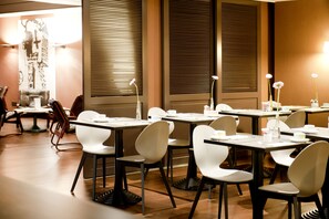 Café da manhã com buffet todos os dias (EUR 22 por pessoa) 