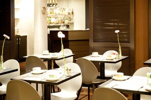 Bữa sáng buffet hàng ngày với phụ phí nhỏ 