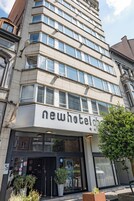 En hotels bygning med et skilt, der siger 'newhotel'.