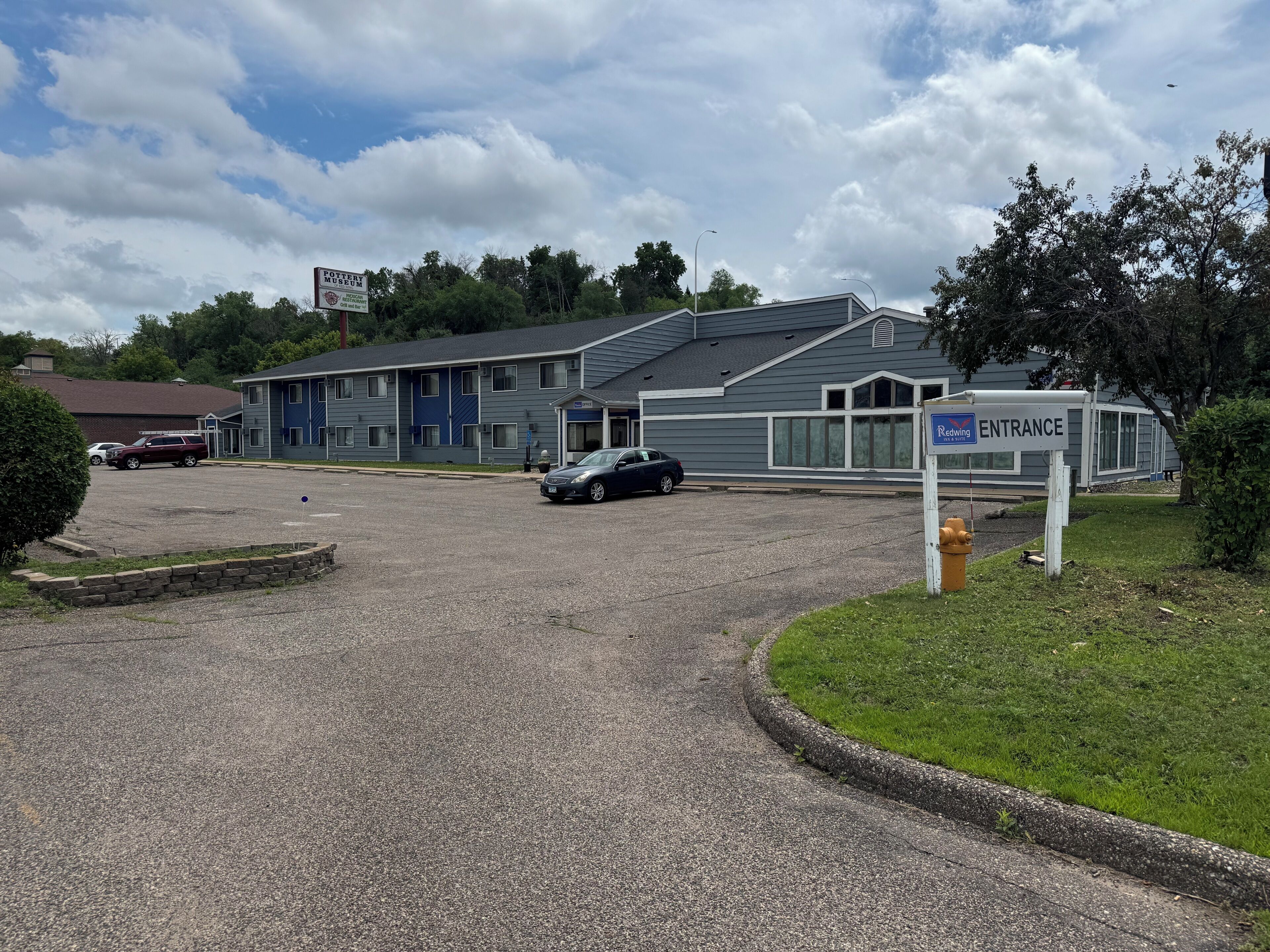 A motel with a sign indicating the entrance.