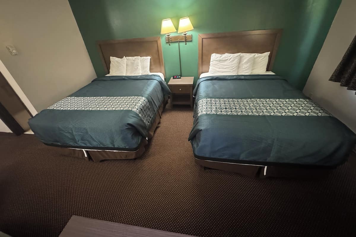 Habitación, 2 camas Queen size, para no fumadores | Escritorio, wifi gratis y ropa de cama