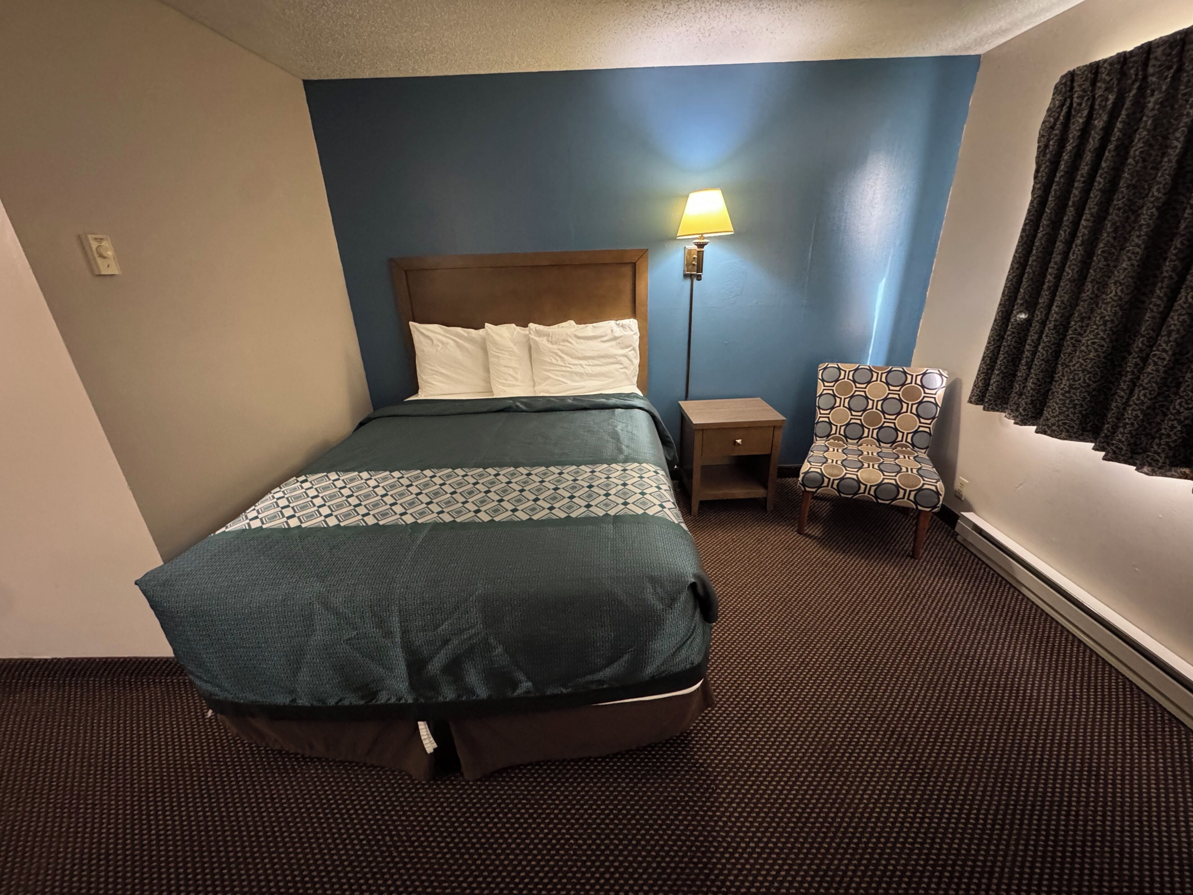 Quarto, 1 cama Queen, para não fumantes | Escrivaninha, Wi-Fi de cortesia, roupa de cama