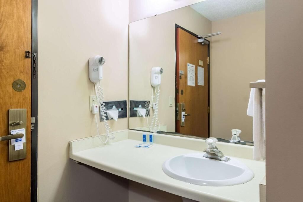 Room, 1 King Bed, Non Smoking | Bathroom | Separate tub and shower, jetted tub, hair dryer, towels