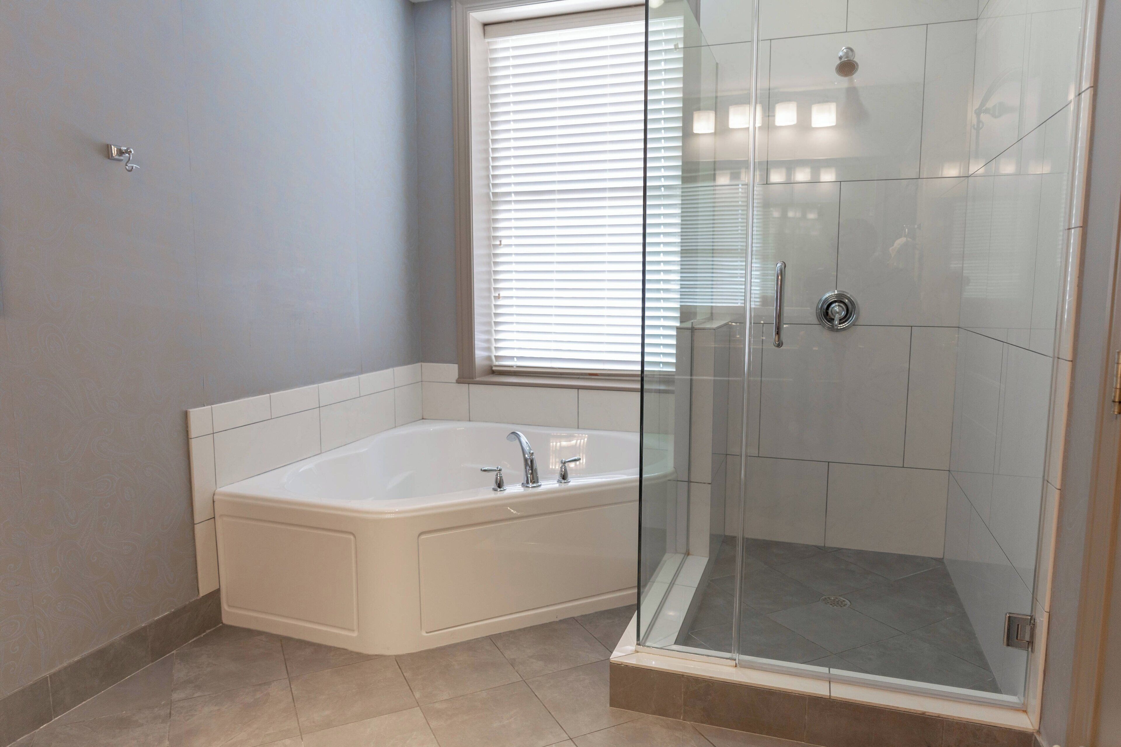 room, 1 king bed, non smoking | bathroom | free toiletries, hair dryer, bathrobes, towels