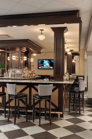 2 bars/lounges - Hotel Blackhawk, Autograph Collection (Davenport)
