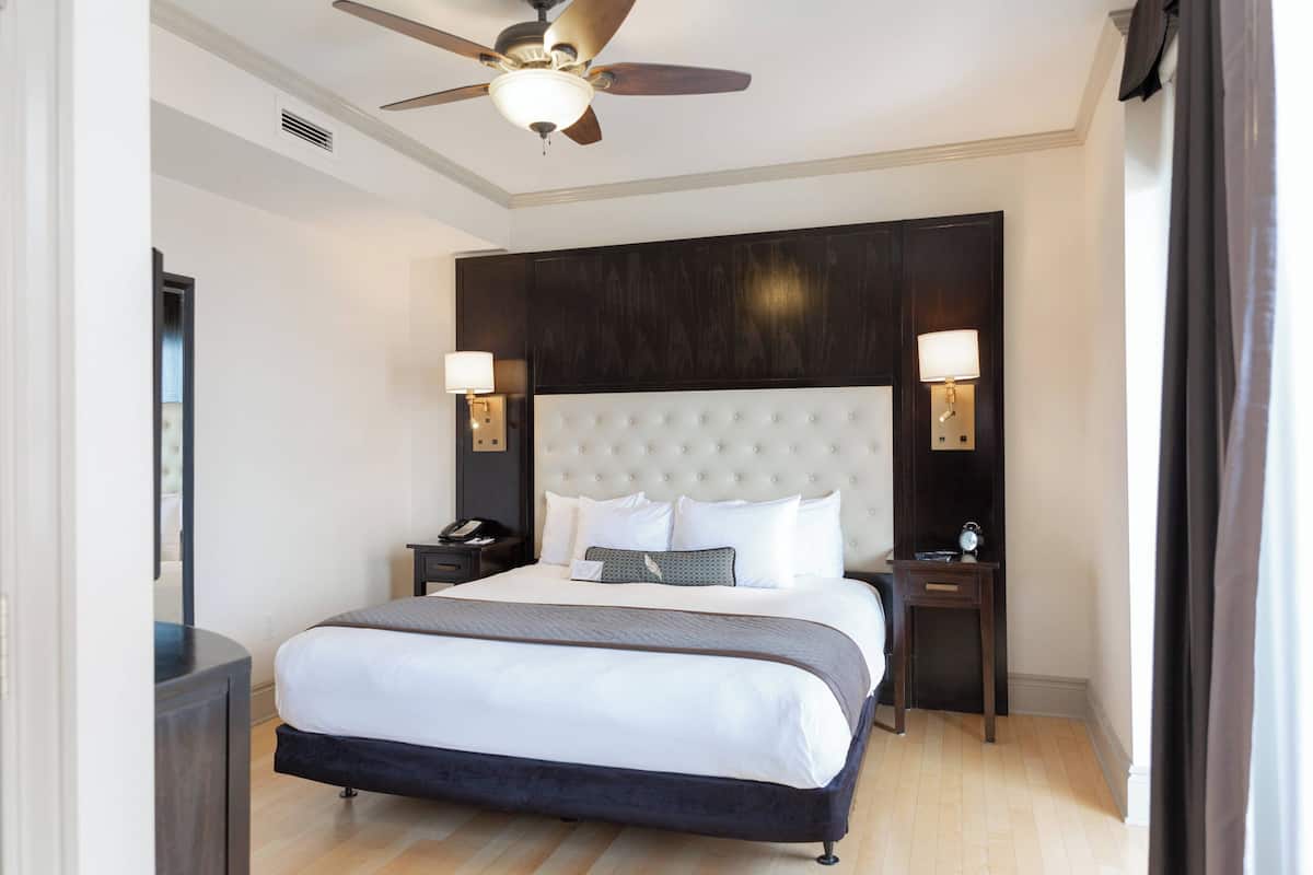 Chambre, 1 trÚs grand lit, non-fumeurs, vue ville (Mobility Accessible, Tub) | 1 chambre, literie de qualité supérieure, surmatelas, minibar
