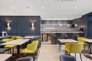 Café da manhã com buffet todos os dias (GBP 14.95 por pessoa) 