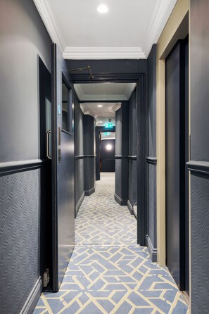 Hallway - Commodore Hotel (London)