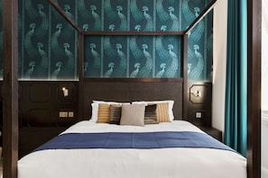 Signature Studio Suite | Hypo-allergenic bedding, in-room safe, desk, iron/ironing board - Commodore Hotel (London)