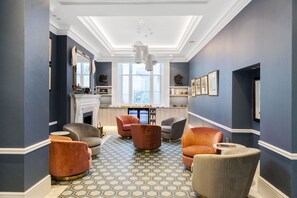 Coin salon dans le hall